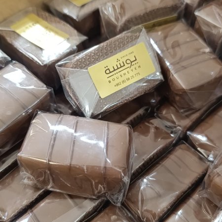 براوني كيك وكراميل مغطى شوكولاته بالحليب