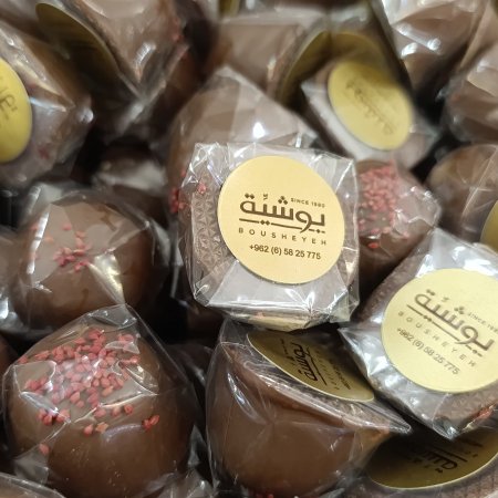 برالاين ابيض وطبقه برالاين بندق مغطى شوكولاته بالحليب