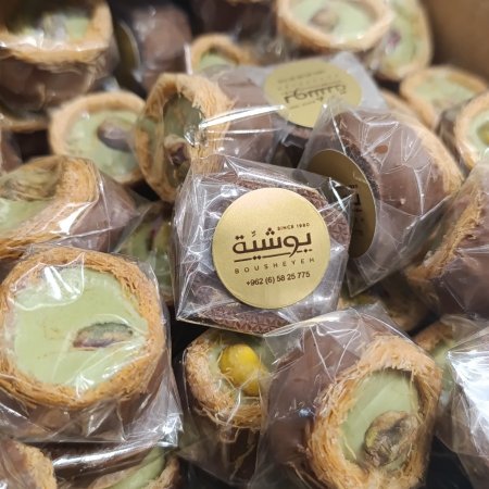 شوكولاته بيضاء وبالحليب حشوه جندويا وارز محمص ولوز